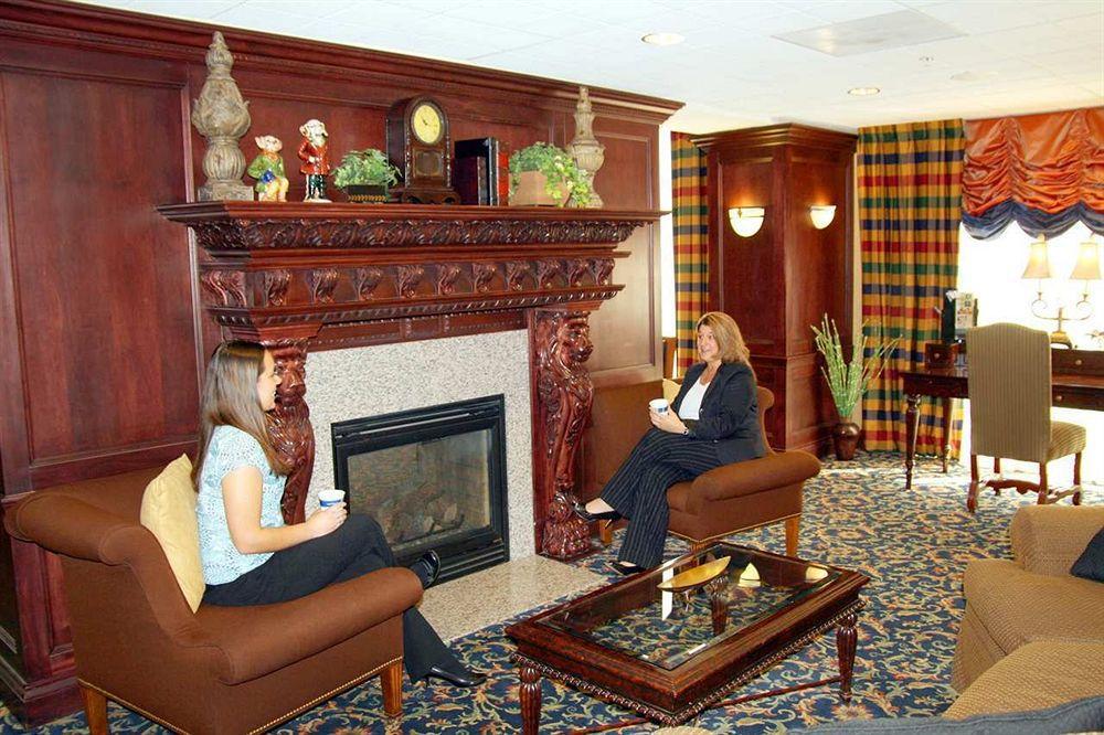 Hampton Inn & Suites Cleveland-Beachwood Room photo